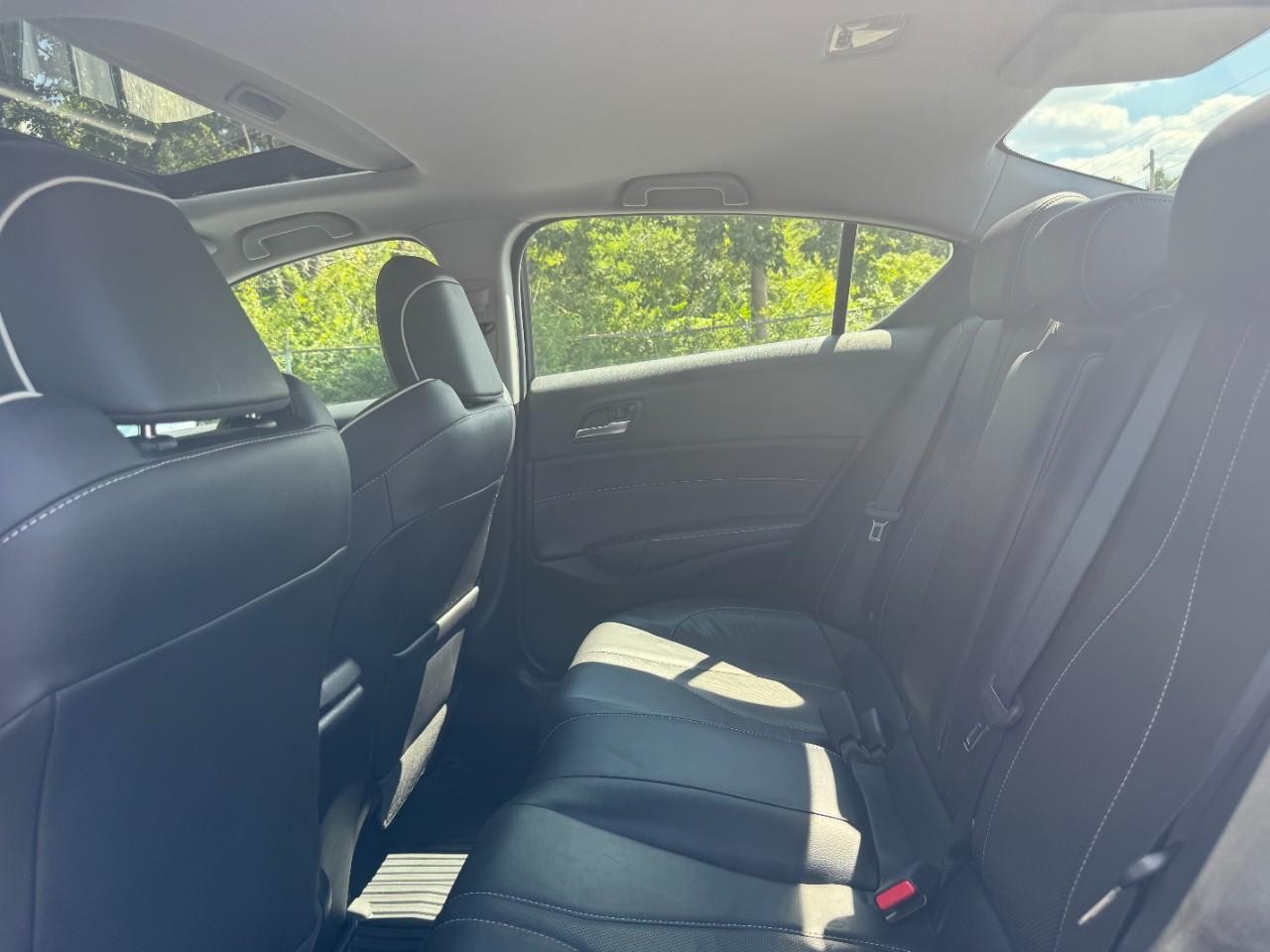 Acura ILX Vehicle Full-screen Gallery Image 12