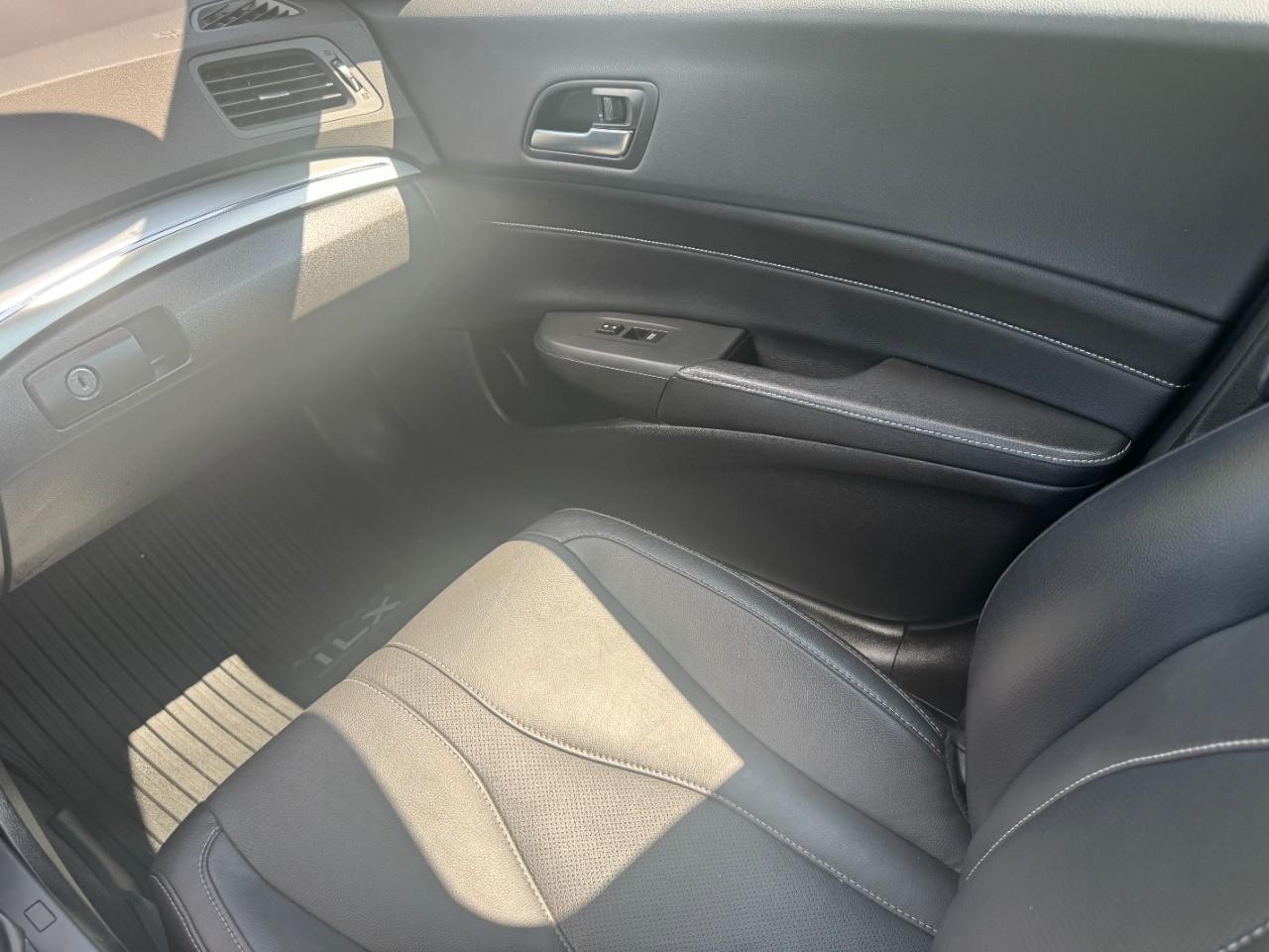 Acura ILX Vehicle Full-screen Gallery Image 17