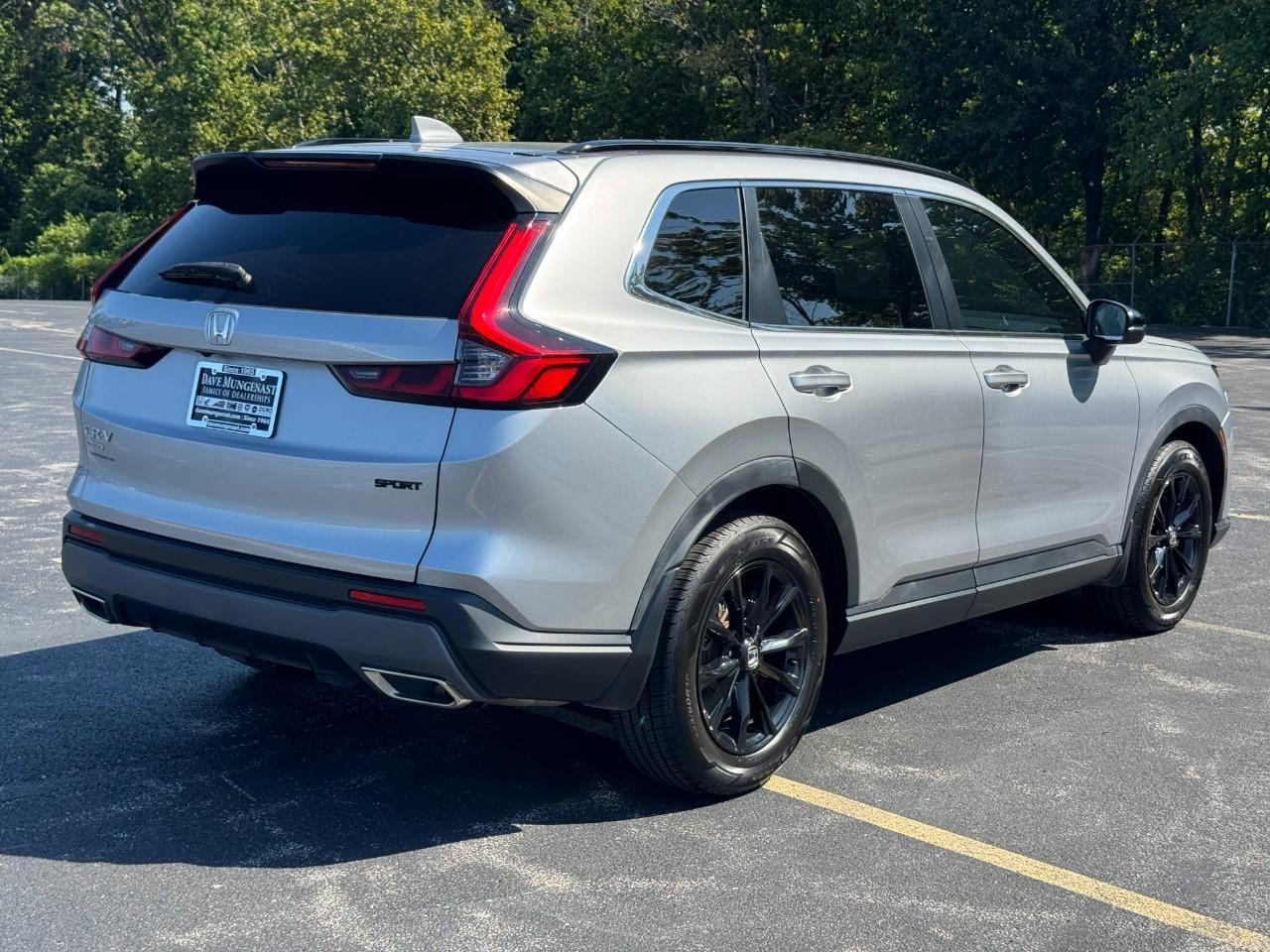 Honda CR-V Hybrid Vehicle Full-screen Gallery Image 04