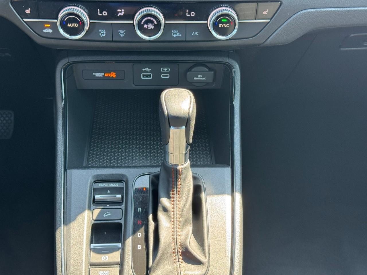 Honda CR-V Hybrid Vehicle Full-screen Gallery Image 17