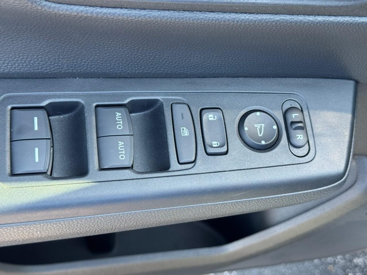 Honda CR-V Hybrid Vehicle Full-screen Gallery Image 20