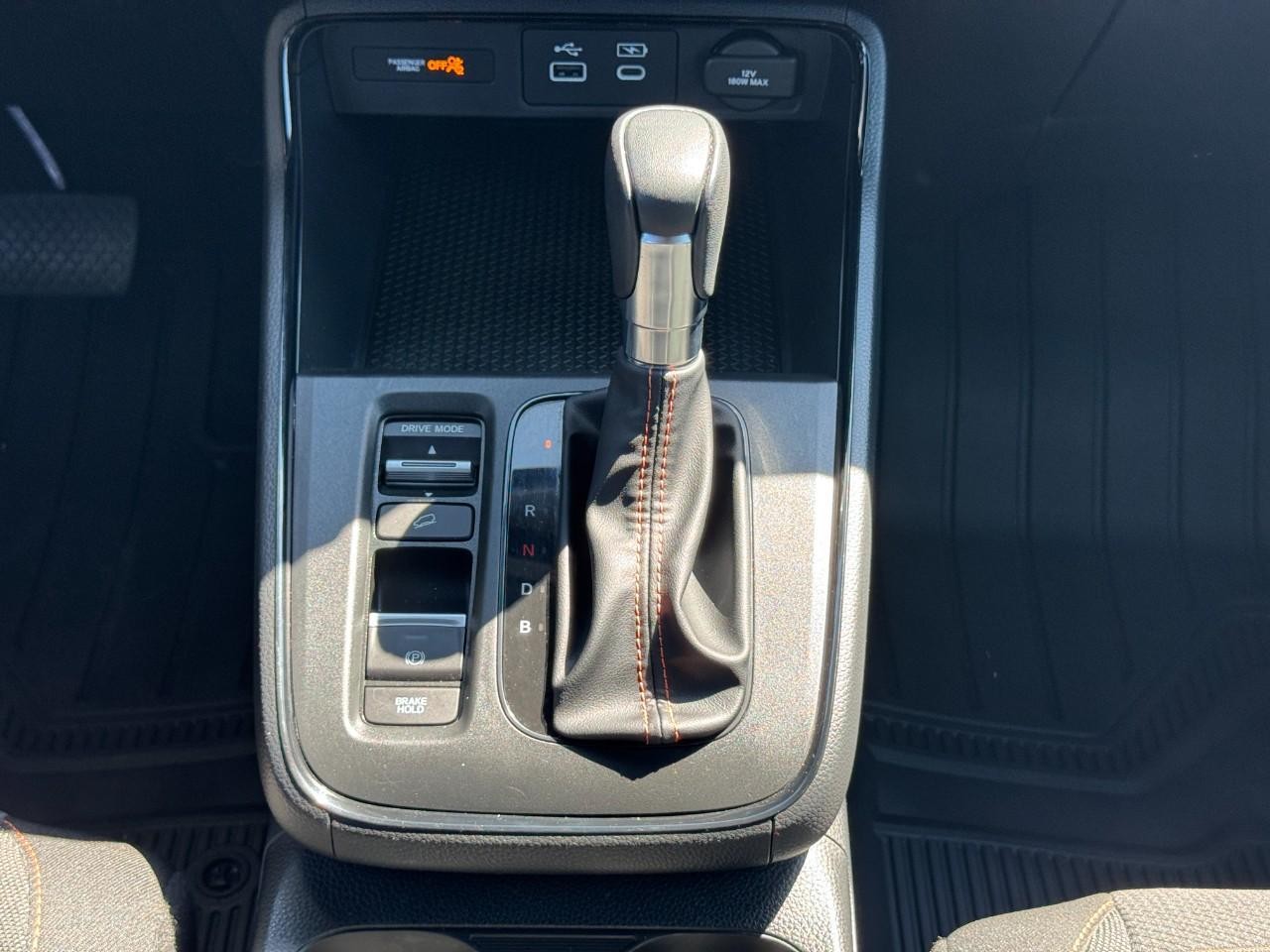 Honda CR-V Hybrid Vehicle Full-screen Gallery Image 17