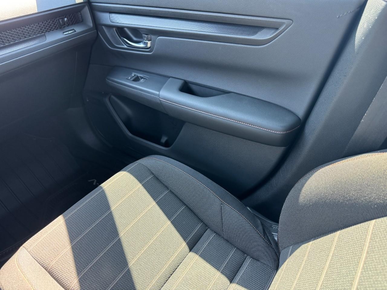 Honda CR-V Hybrid Vehicle Full-screen Gallery Image 18
