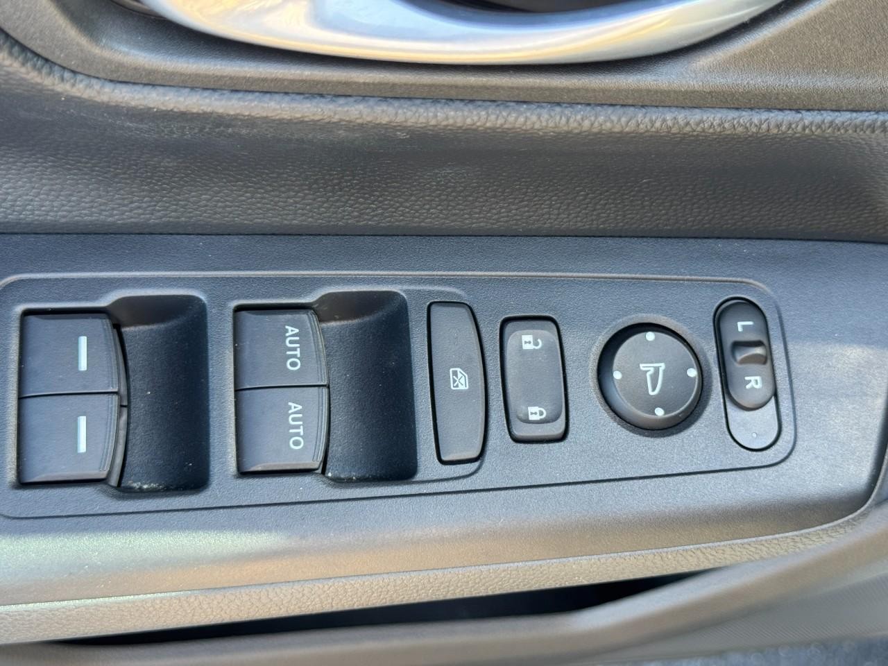 Honda CR-V Hybrid Vehicle Full-screen Gallery Image 20