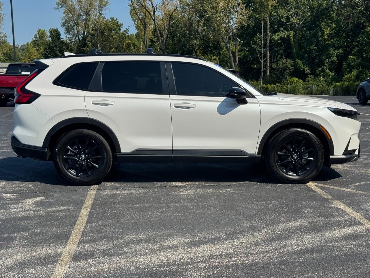 Honda CR-V Hybrid Vehicle Full-screen Gallery Image 03