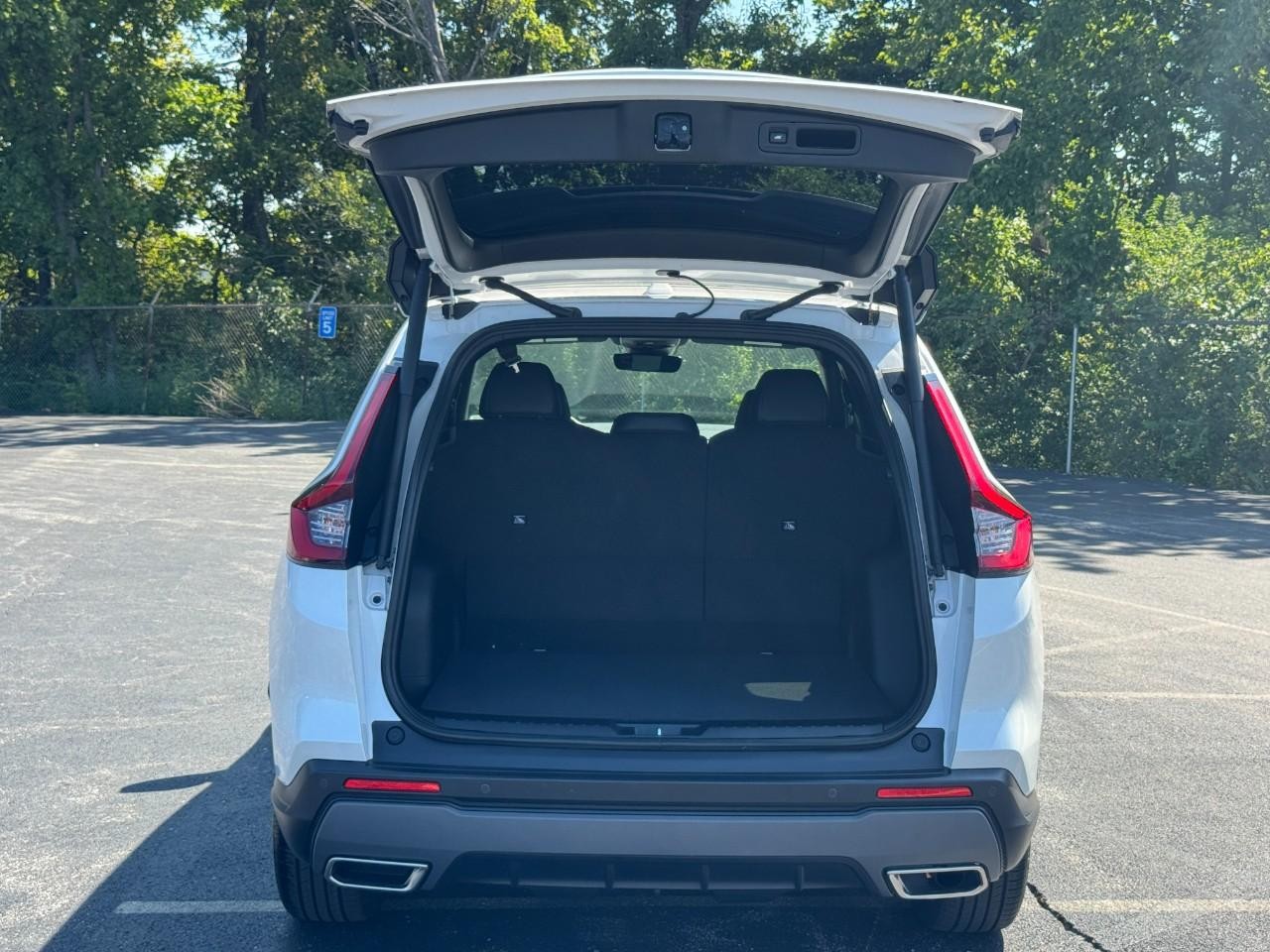 Honda CR-V Hybrid Vehicle Full-screen Gallery Image 06