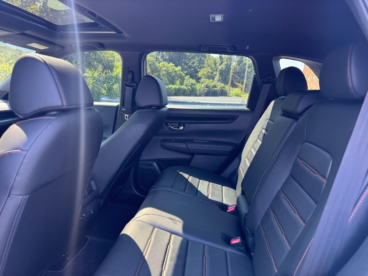 Honda CR-V Hybrid Vehicle Full-screen Gallery Image 12