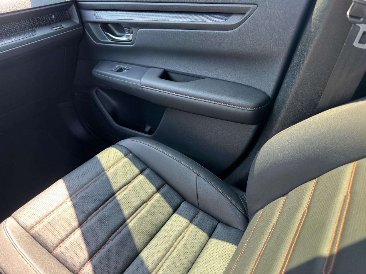 Honda CR-V Hybrid Vehicle Full-screen Gallery Image 18