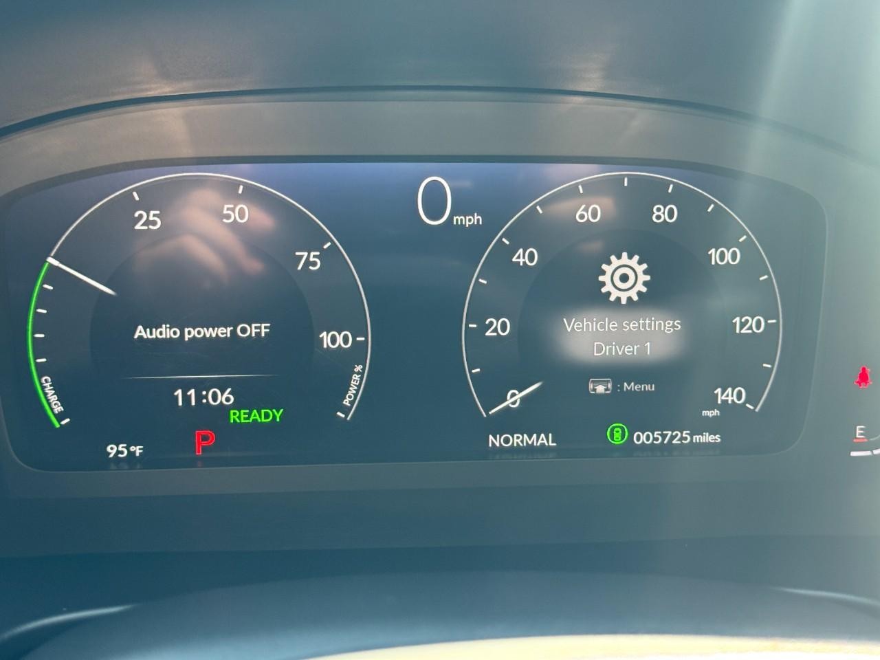 Honda CR-V Hybrid Vehicle Full-screen Gallery Image 24