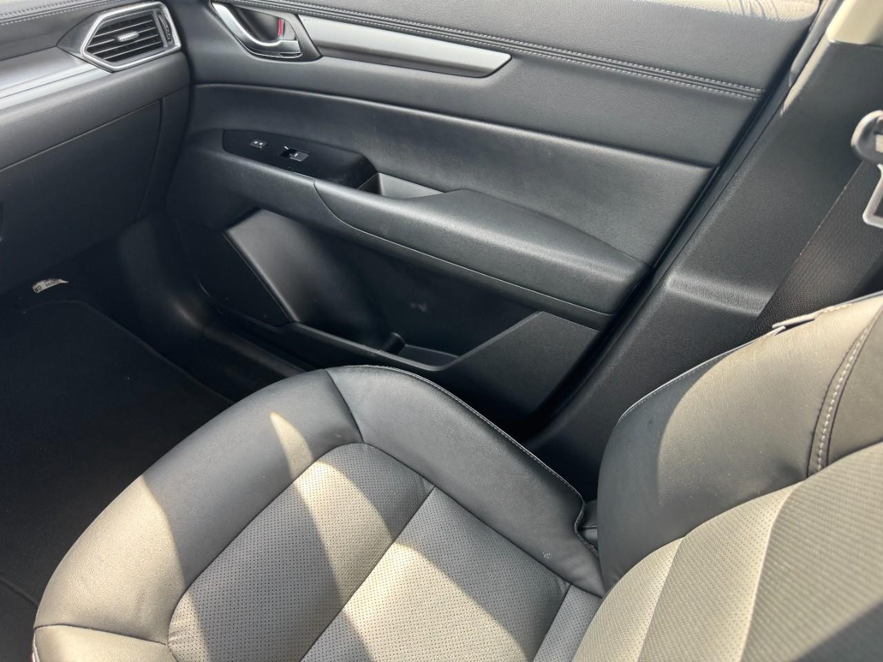 Mazda CX-5 Vehicle Full-screen Gallery Image 17