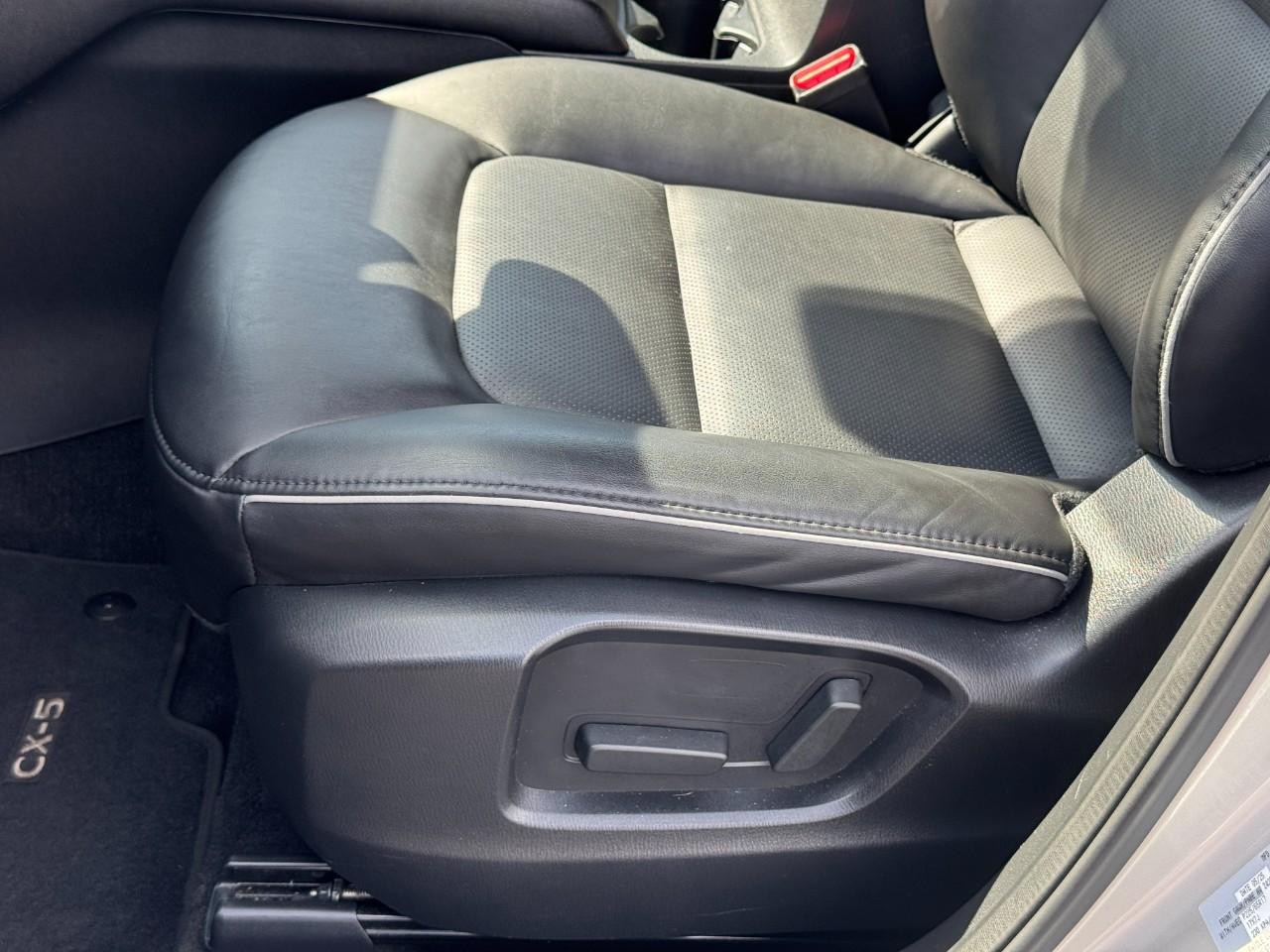 Mazda CX-5 Vehicle Full-screen Gallery Image 18