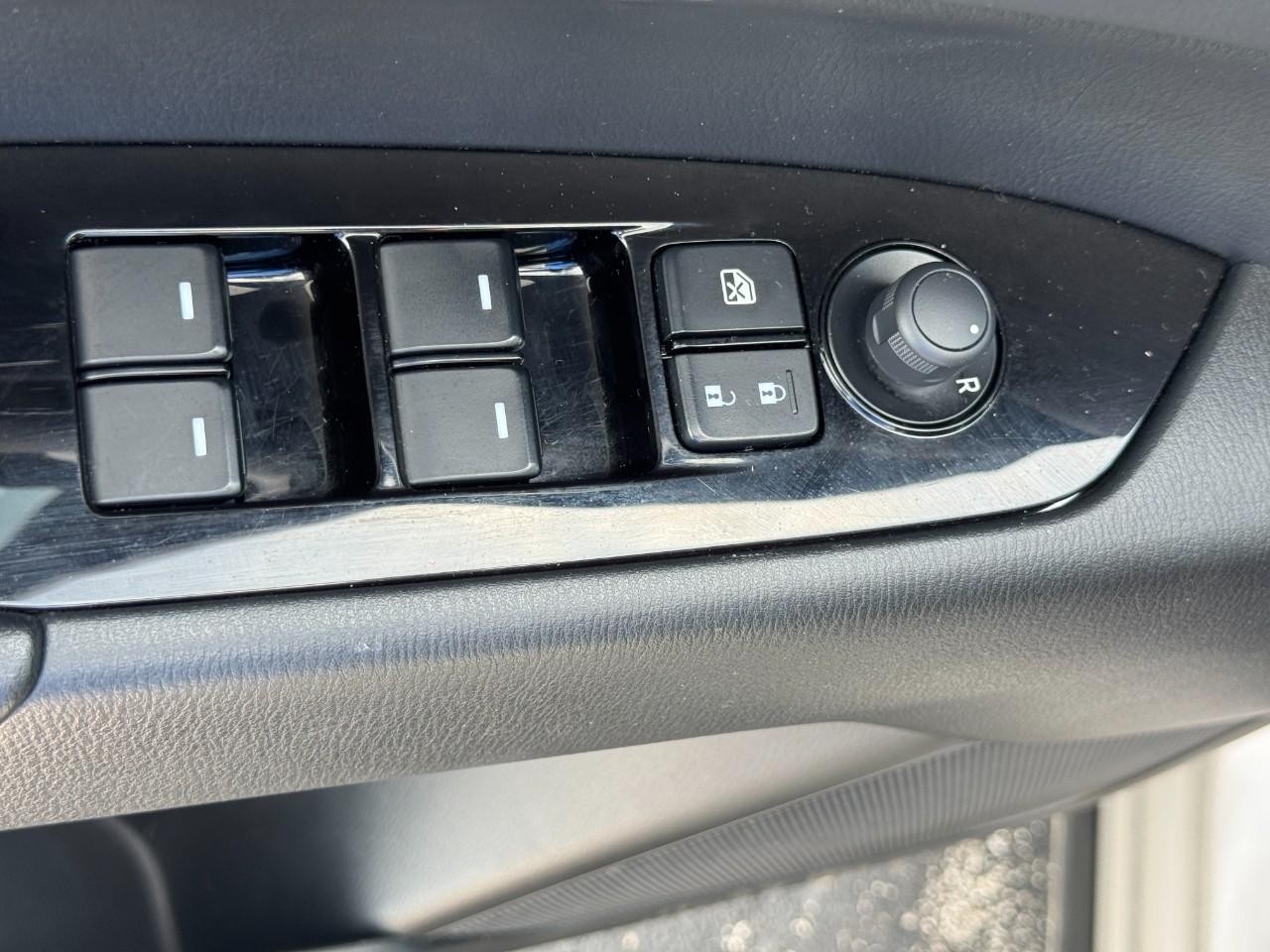 Mazda CX-5 Vehicle Full-screen Gallery Image 19
