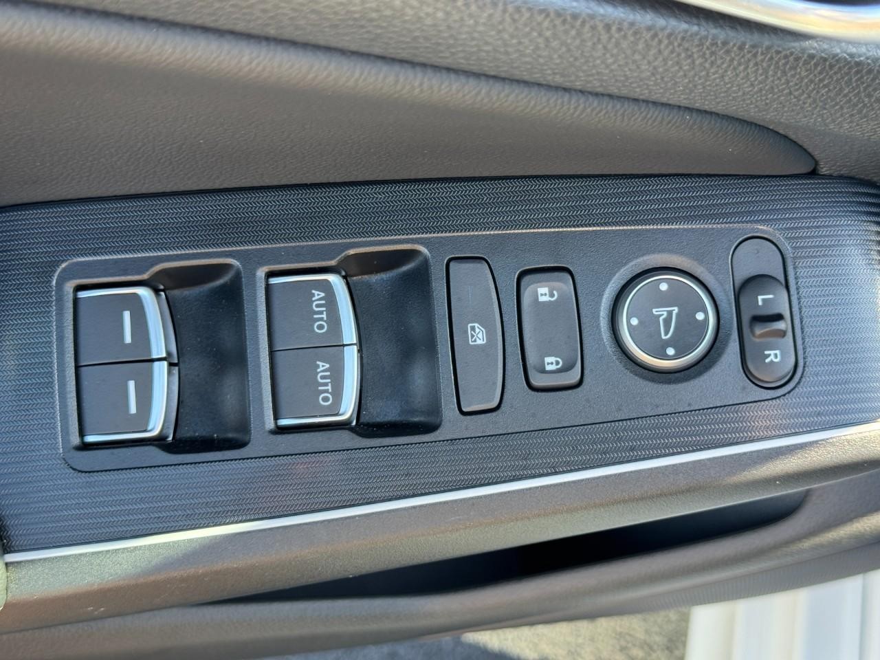 Honda Civic Sedan Hybrid Vehicle Full-screen Gallery Image 19