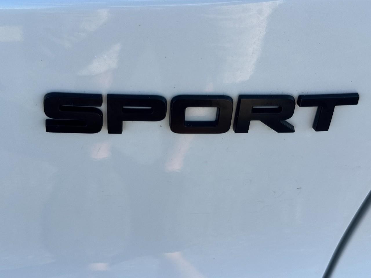 Honda CR-V Hybrid Vehicle Full-screen Gallery Image 05