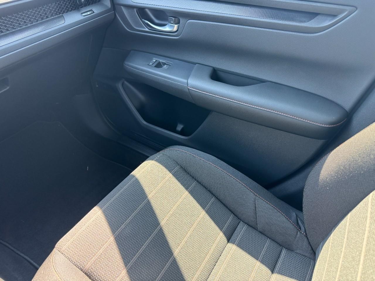 Honda CR-V Hybrid Vehicle Full-screen Gallery Image 18