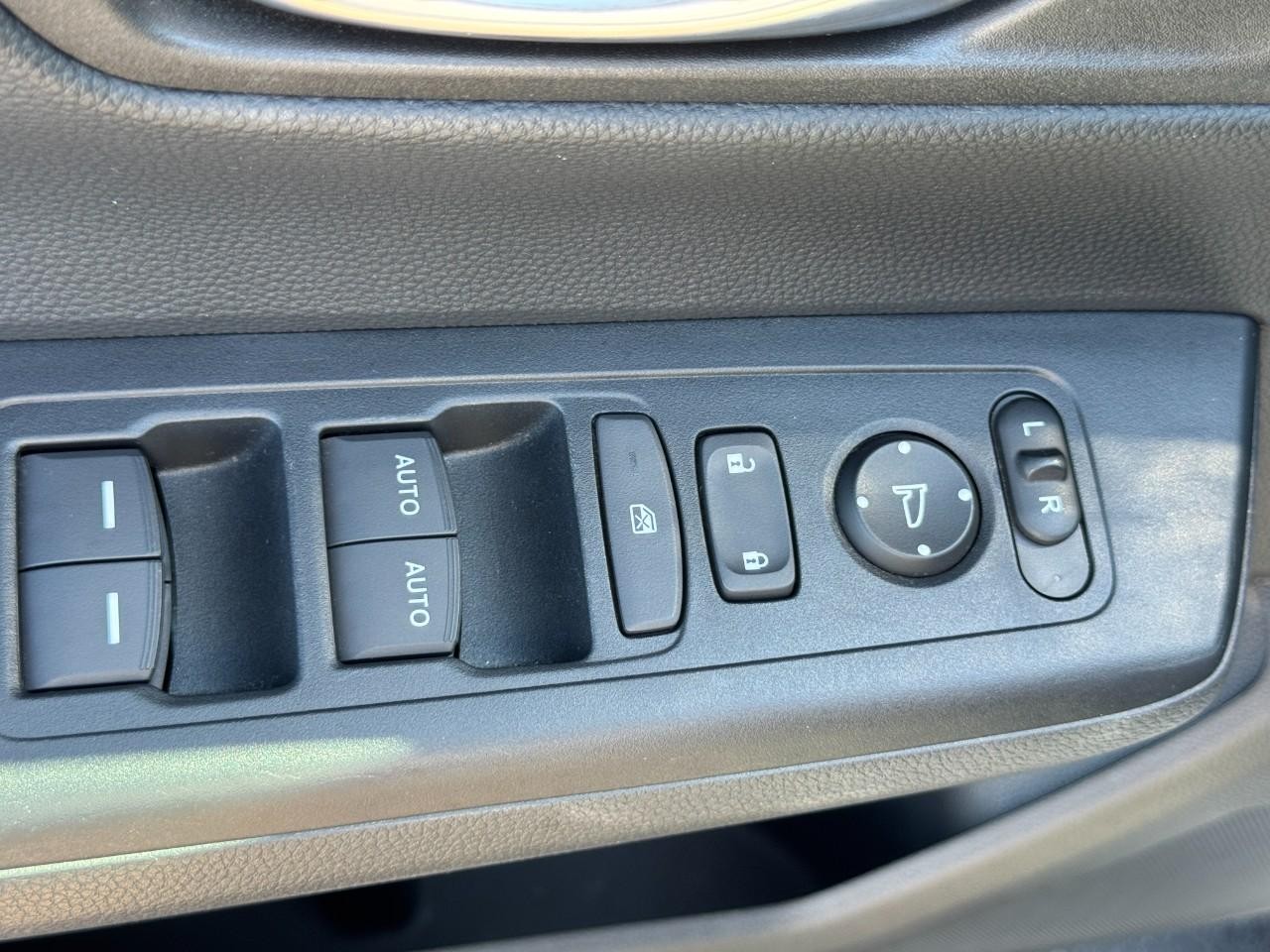 Honda CR-V Hybrid Vehicle Full-screen Gallery Image 20