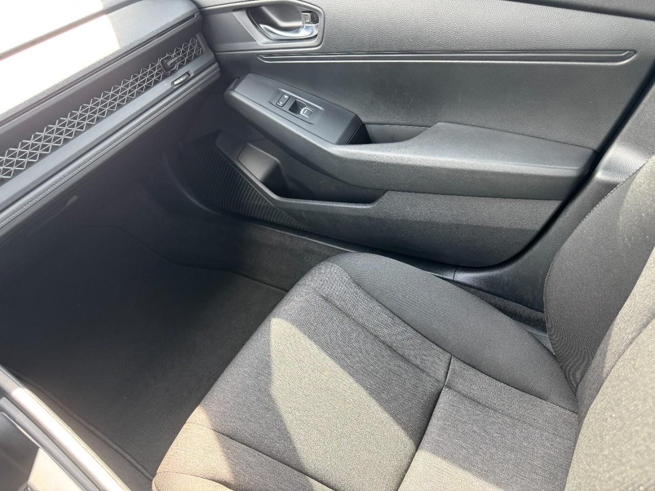 Honda Accord Sedan Vehicle Full-screen Gallery Image 16