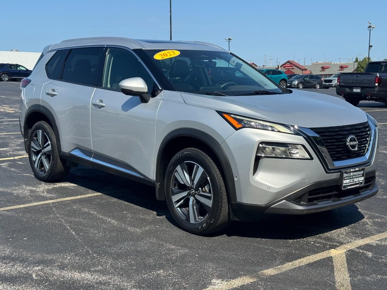 Nissan Rogue Vehicle Full-screen Gallery Image 02