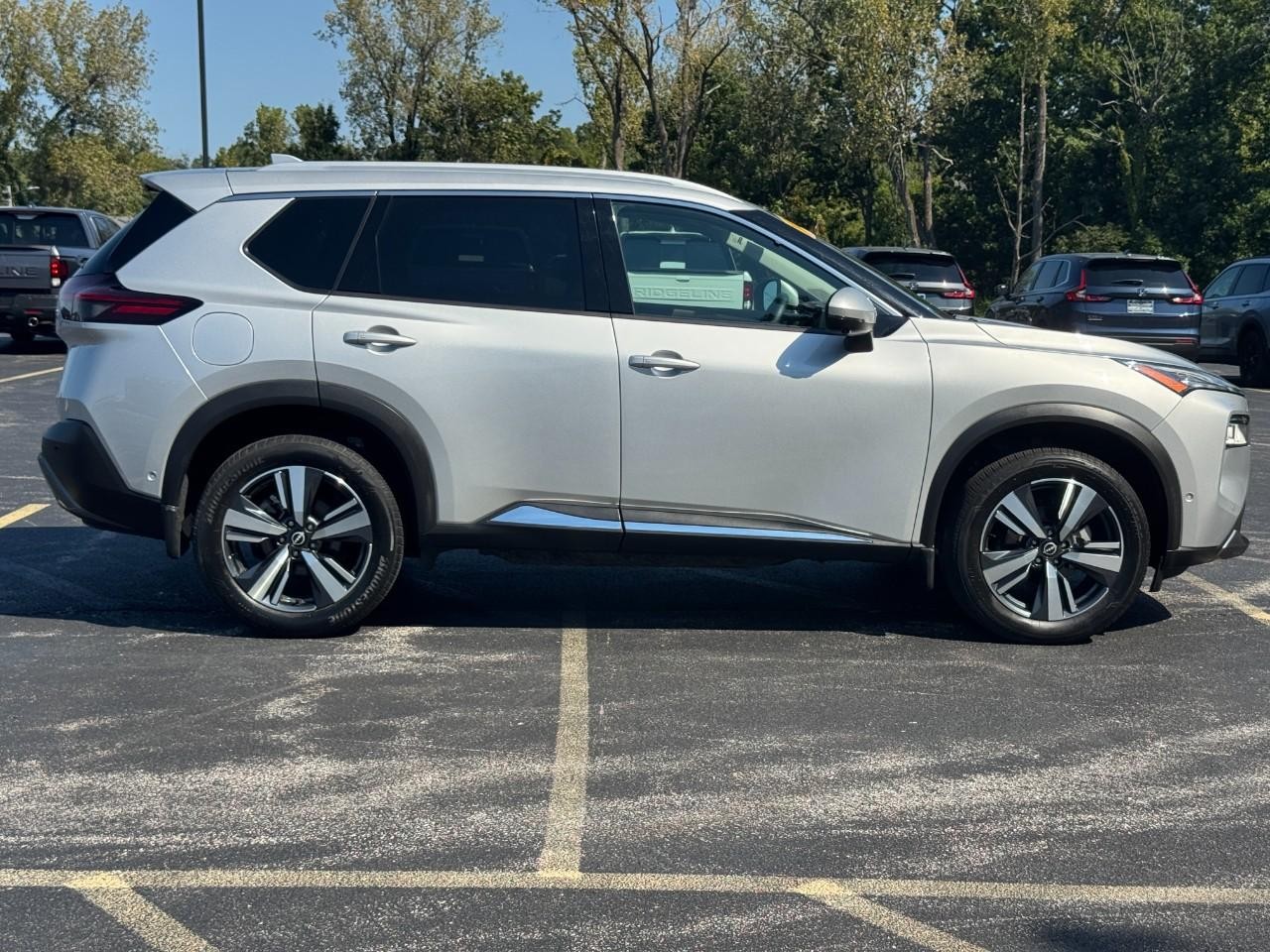 Nissan Rogue Vehicle Full-screen Gallery Image 03