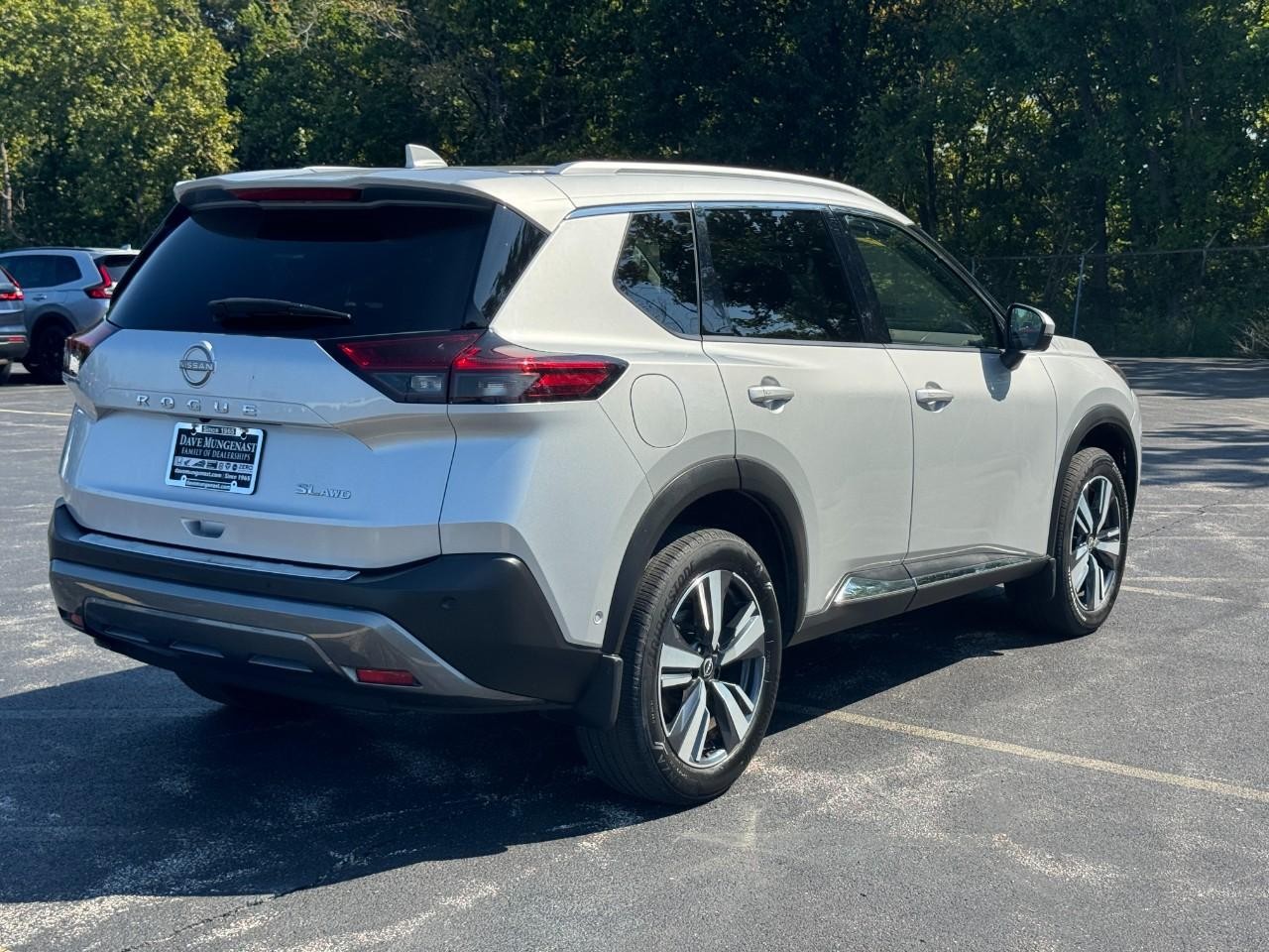 Nissan Rogue Vehicle Full-screen Gallery Image 04