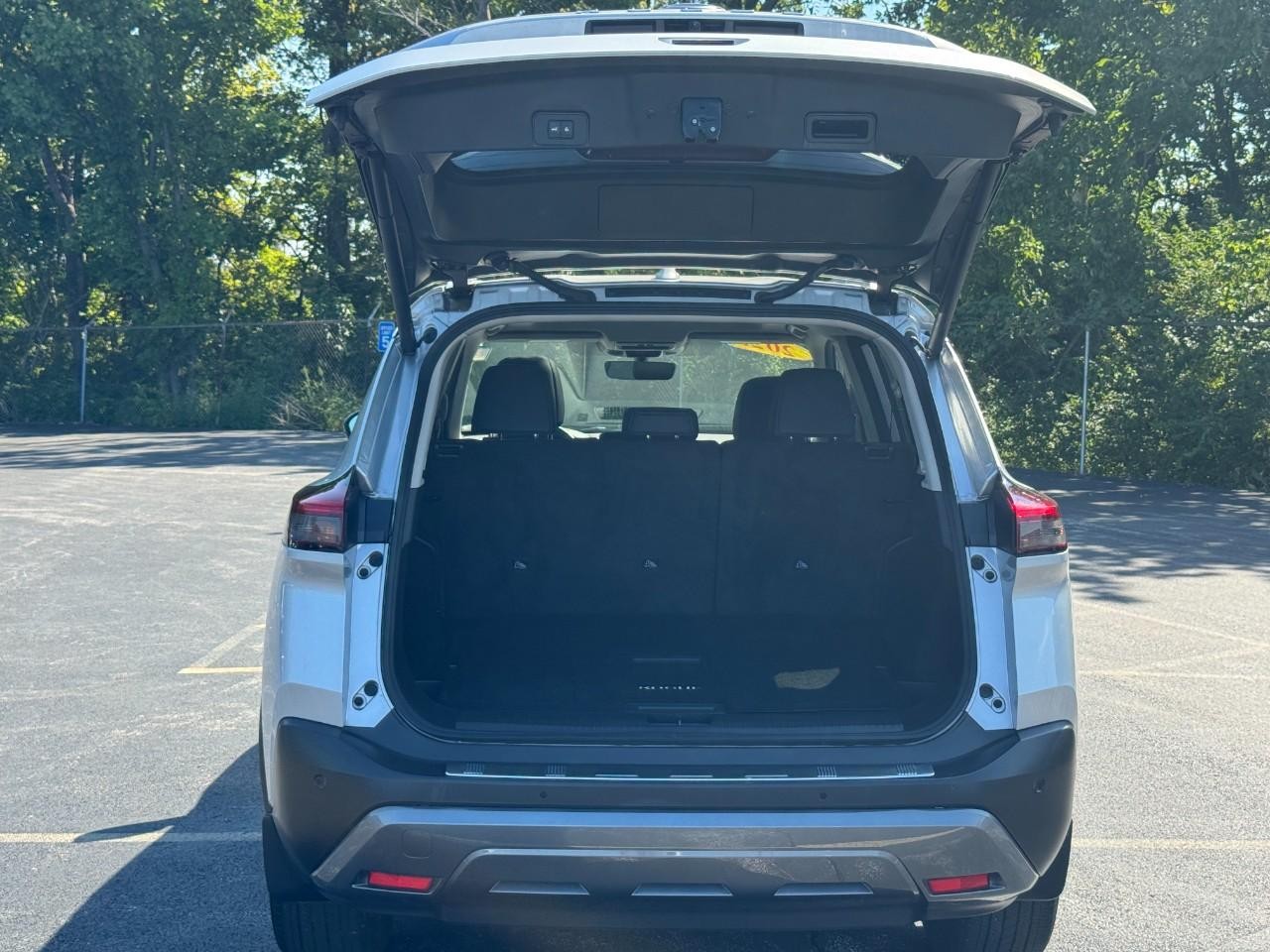 Nissan Rogue Vehicle Full-screen Gallery Image 06