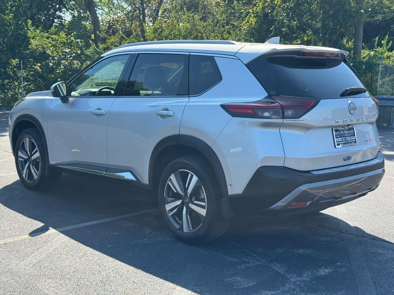 Nissan Rogue Vehicle Full-screen Gallery Image 08