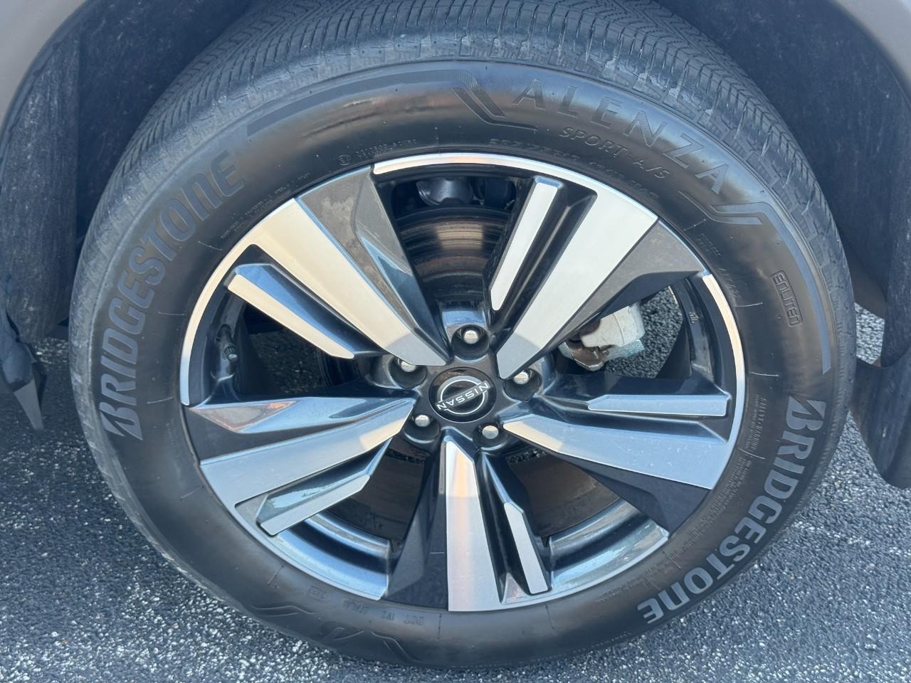 Nissan Rogue Vehicle Full-screen Gallery Image 09