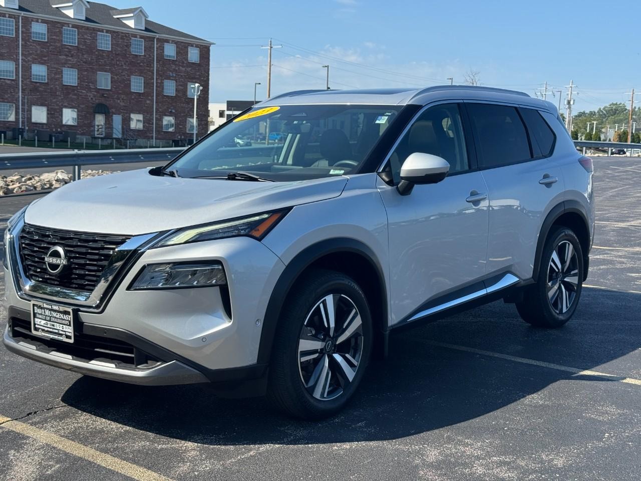 Nissan Rogue Vehicle Full-screen Gallery Image 10