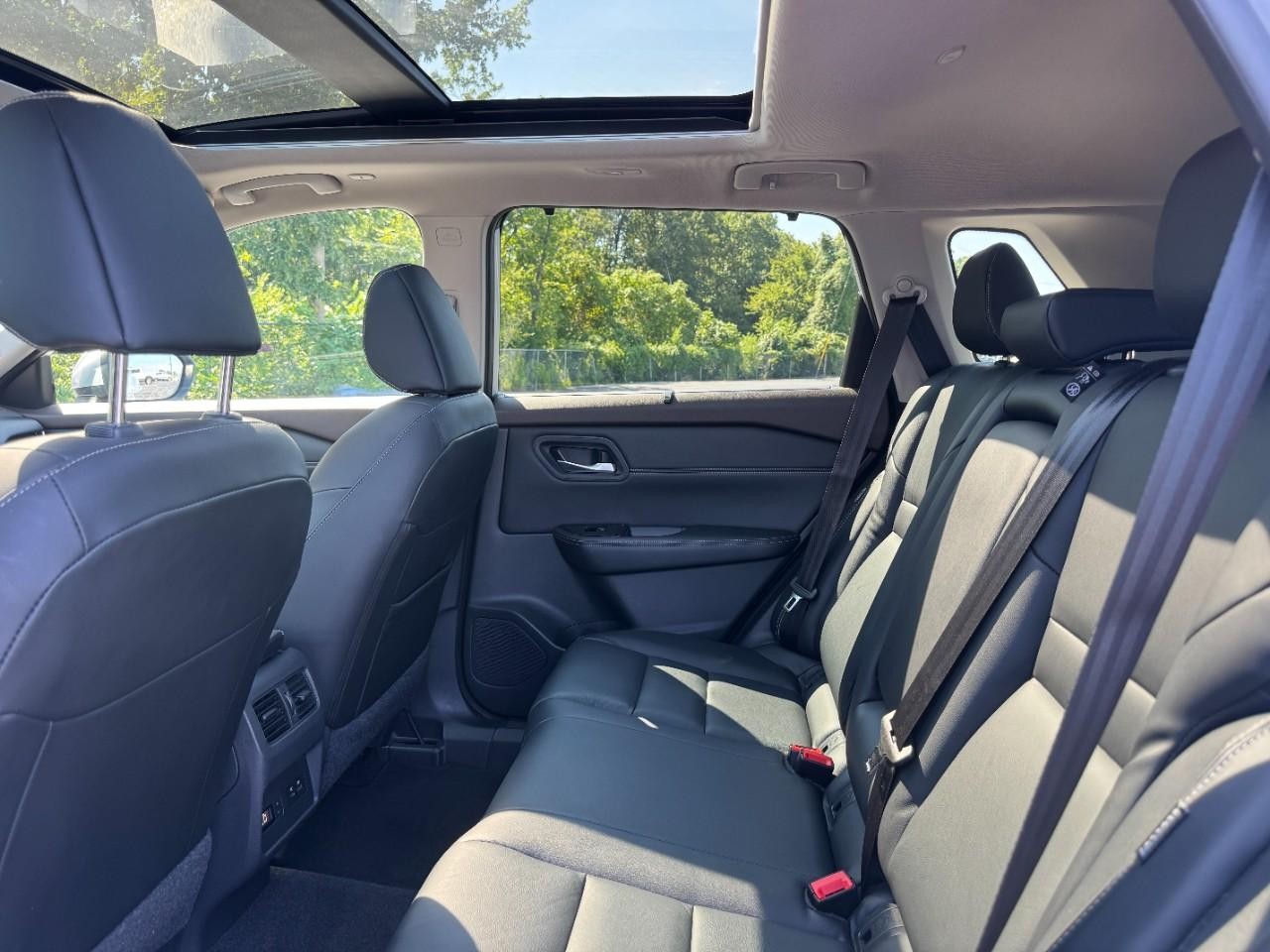Nissan Rogue Vehicle Full-screen Gallery Image 12