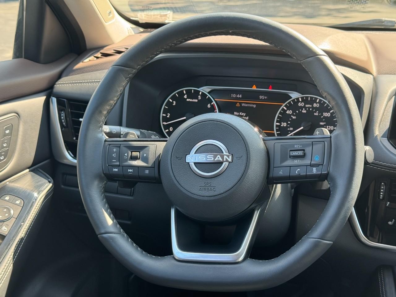 Nissan Rogue Vehicle Full-screen Gallery Image 15