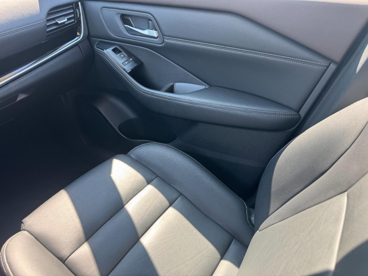 Nissan Rogue Vehicle Full-screen Gallery Image 18