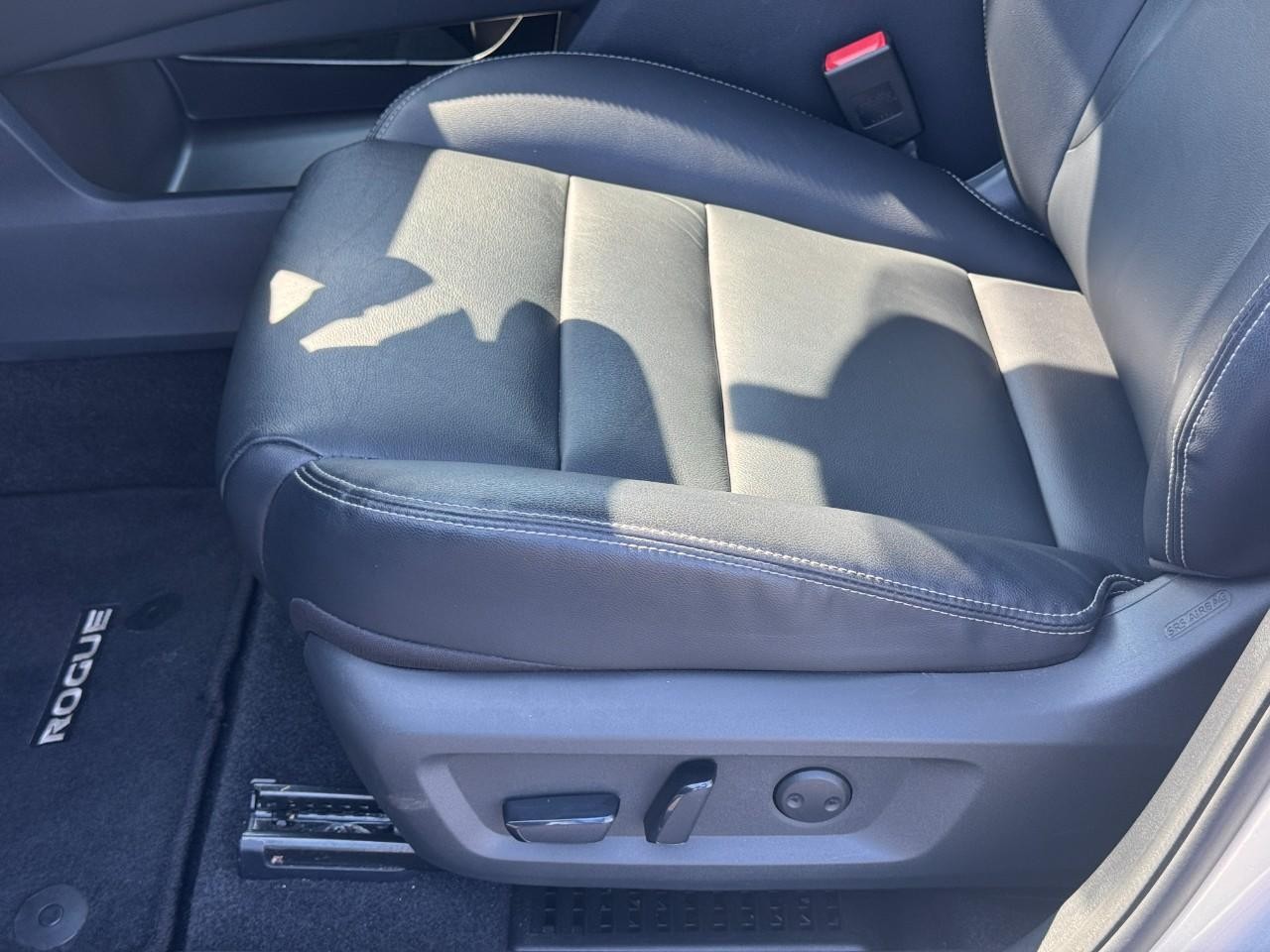 Nissan Rogue Vehicle Full-screen Gallery Image 19