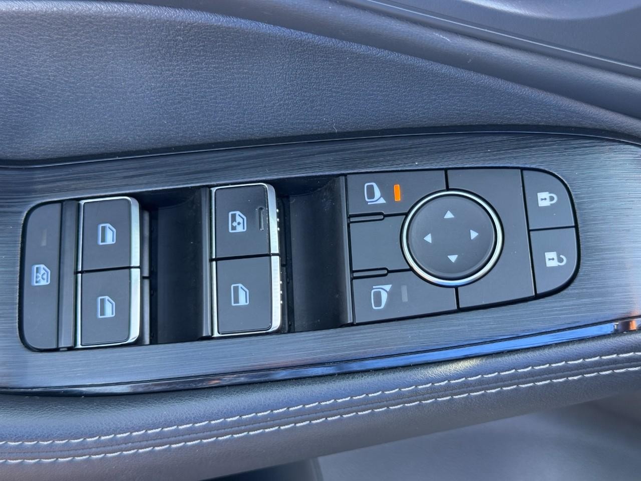 Nissan Rogue Vehicle Full-screen Gallery Image 20