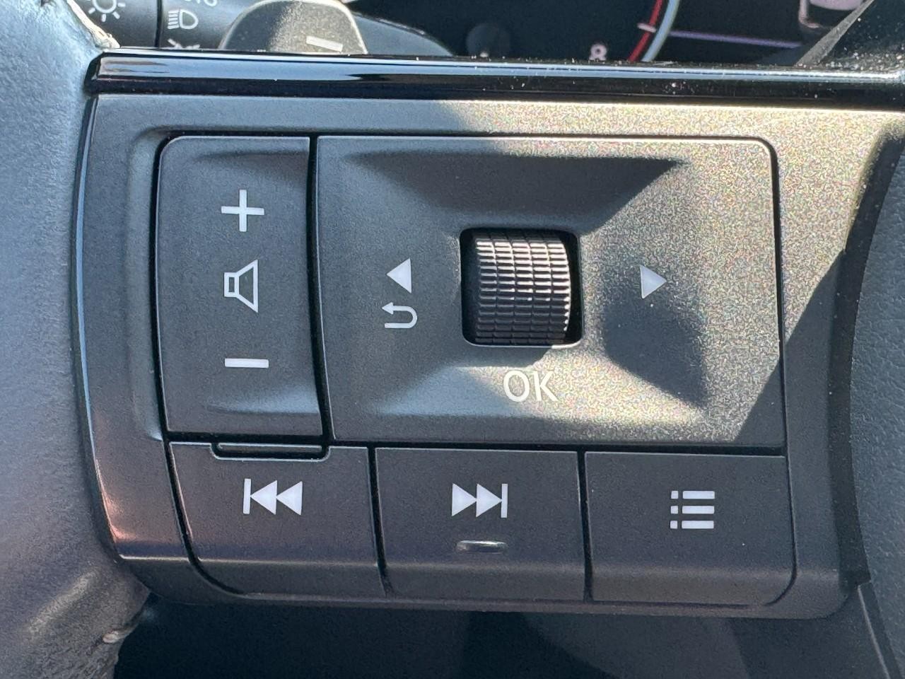 Nissan Rogue Vehicle Full-screen Gallery Image 22