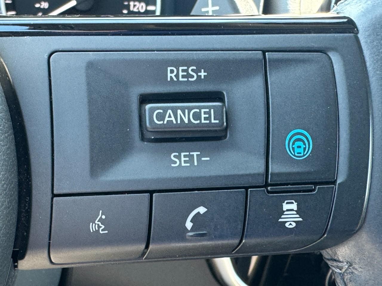Nissan Rogue Vehicle Full-screen Gallery Image 23