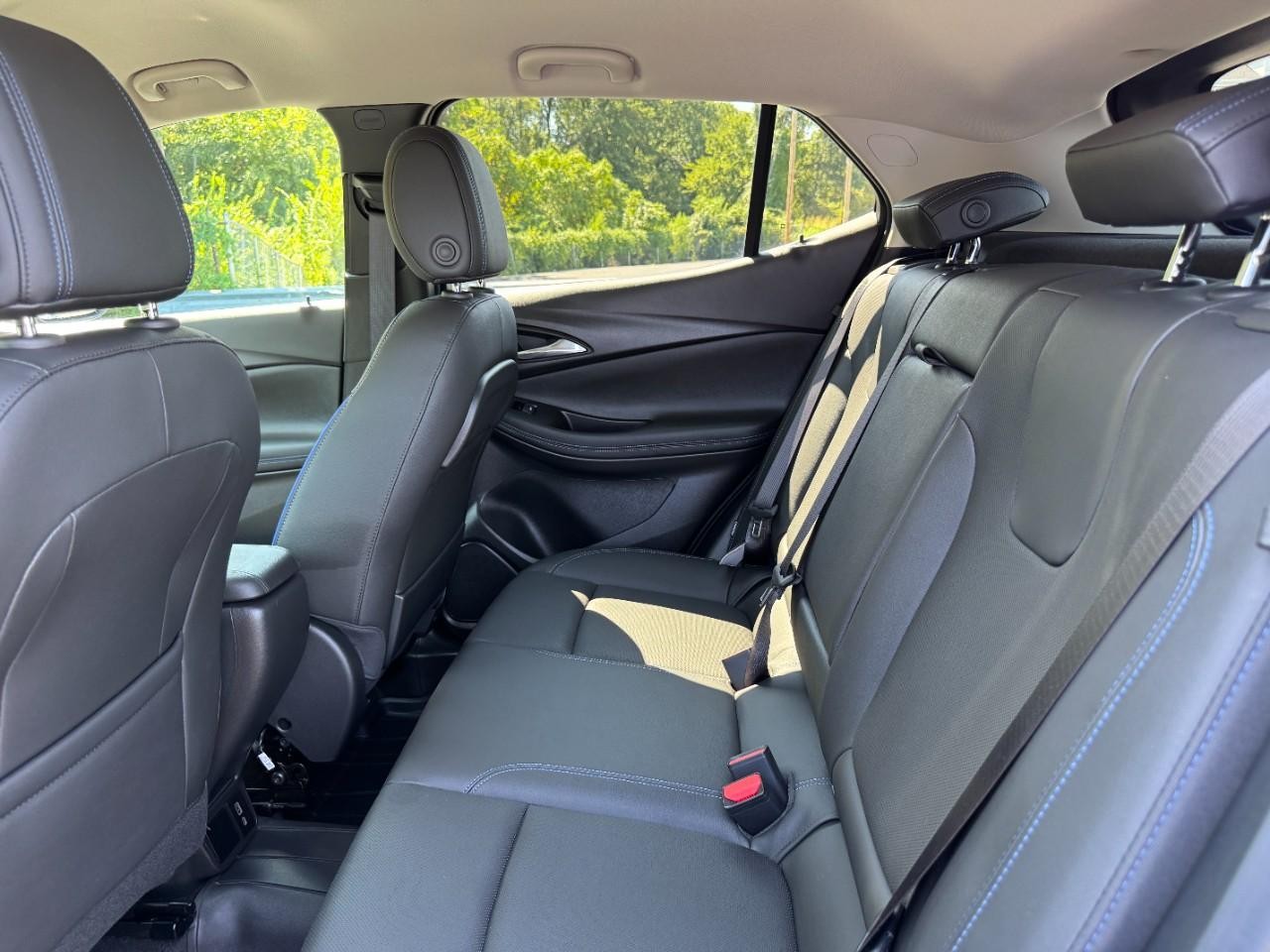 Buick Encore GX Vehicle Full-screen Gallery Image 12