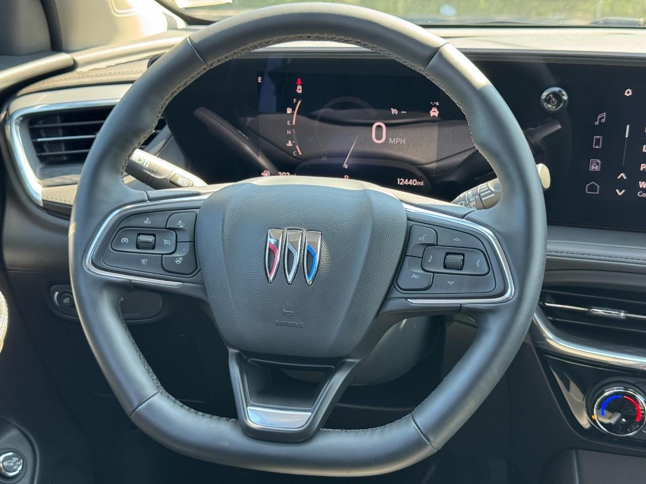 Buick Encore GX Vehicle Full-screen Gallery Image 14