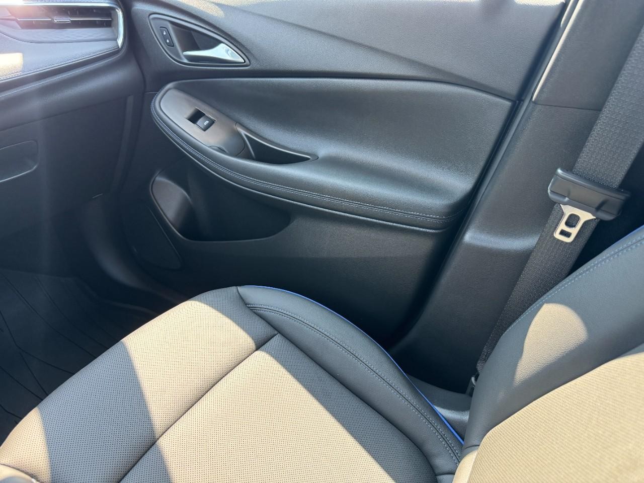 Buick Encore GX Vehicle Full-screen Gallery Image 17