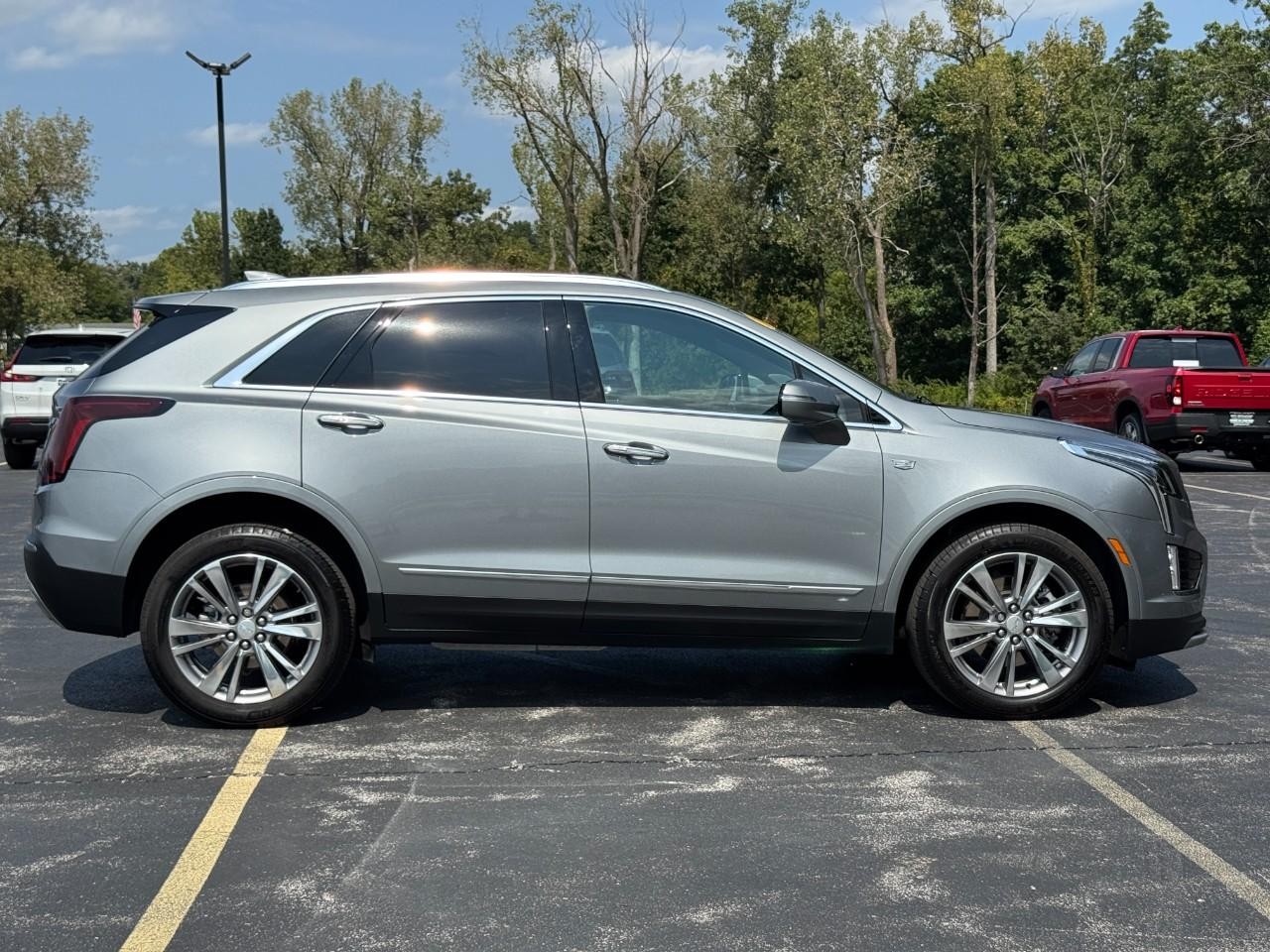 Cadillac XT5 Vehicle Full-screen Gallery Image 03