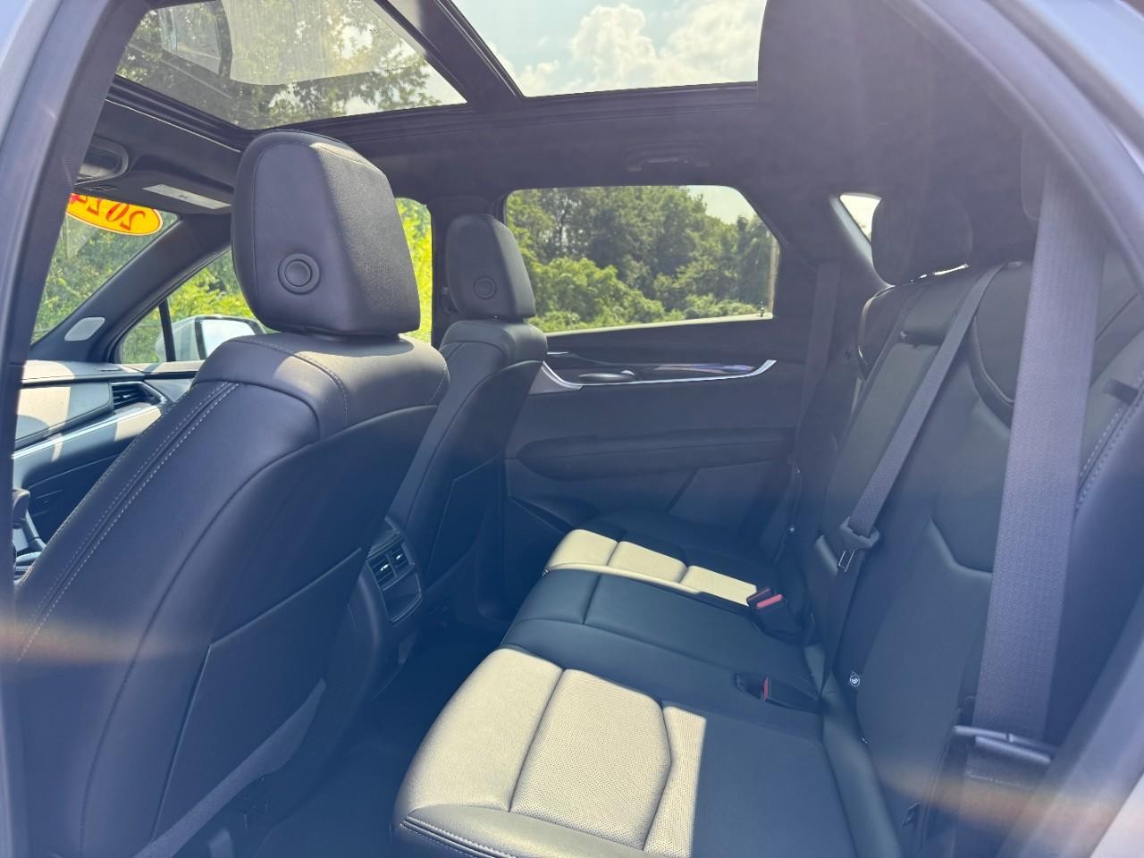 Cadillac XT5 Vehicle Full-screen Gallery Image 11