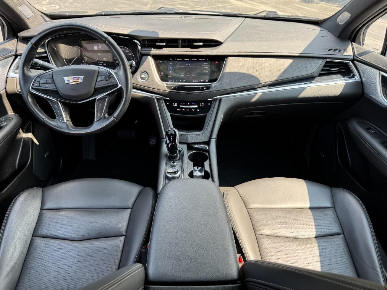 Cadillac XT5 Vehicle Full-screen Gallery Image 12