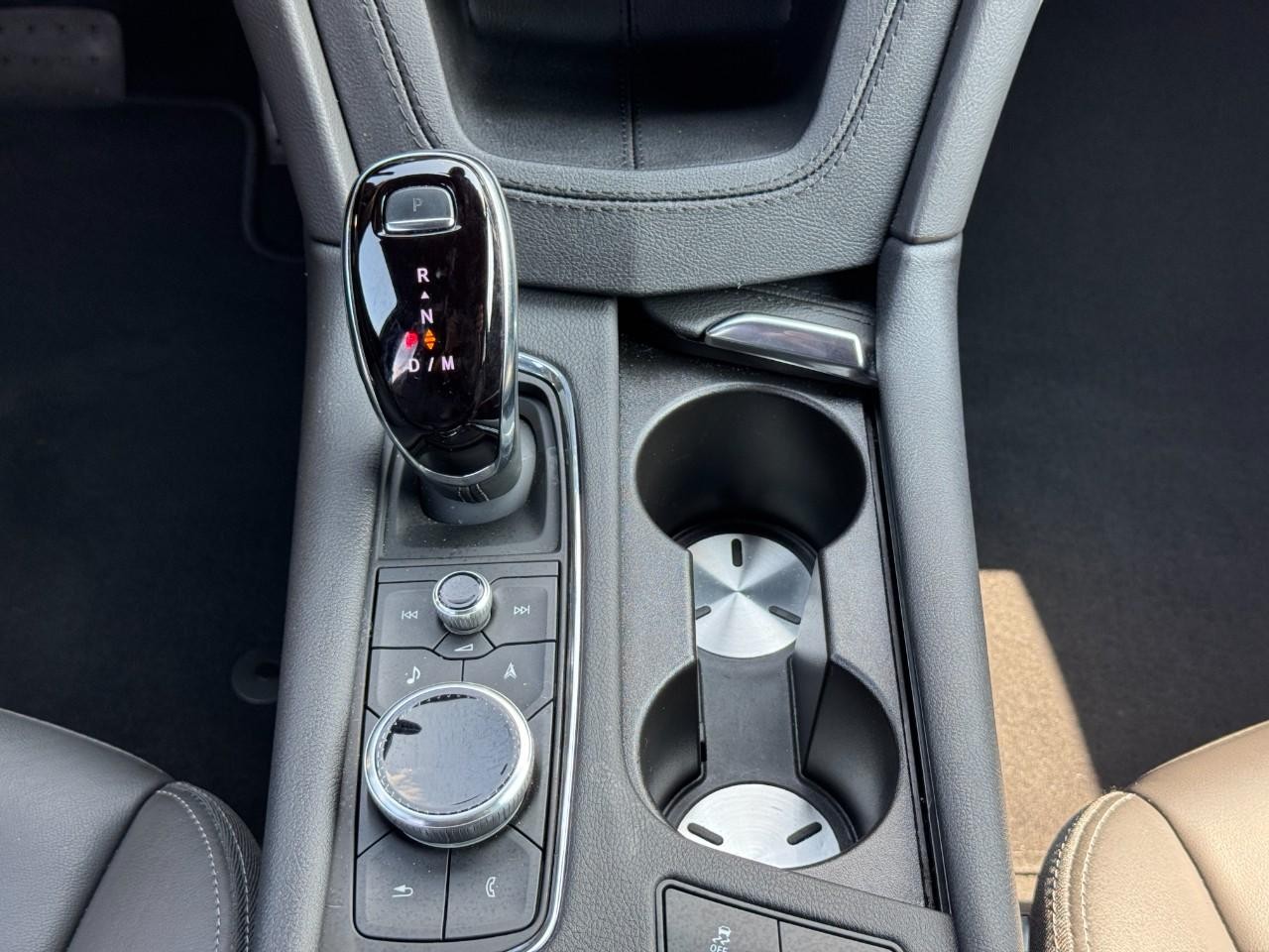 Cadillac XT5 Vehicle Full-screen Gallery Image 15