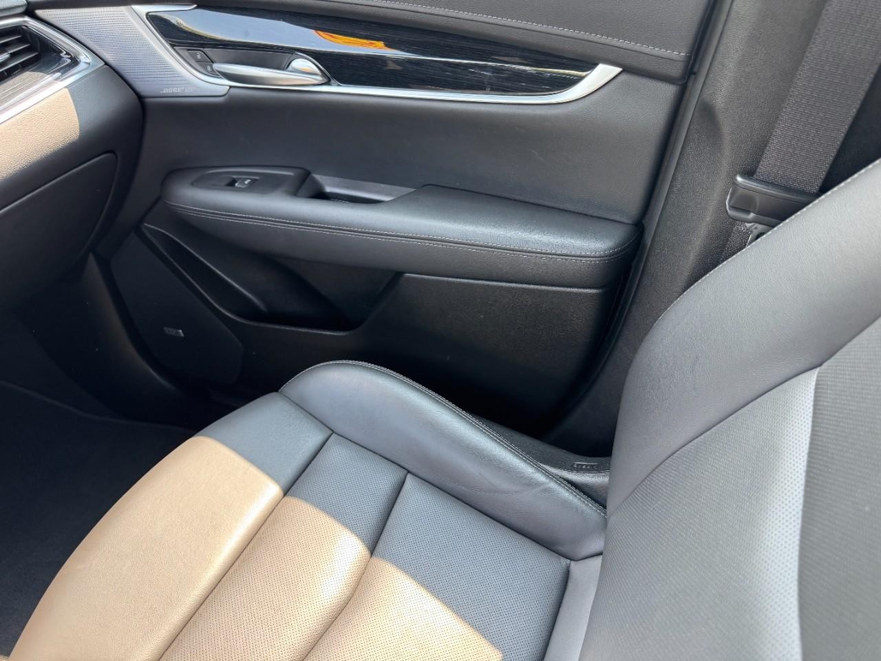 Cadillac XT5 Vehicle Full-screen Gallery Image 16