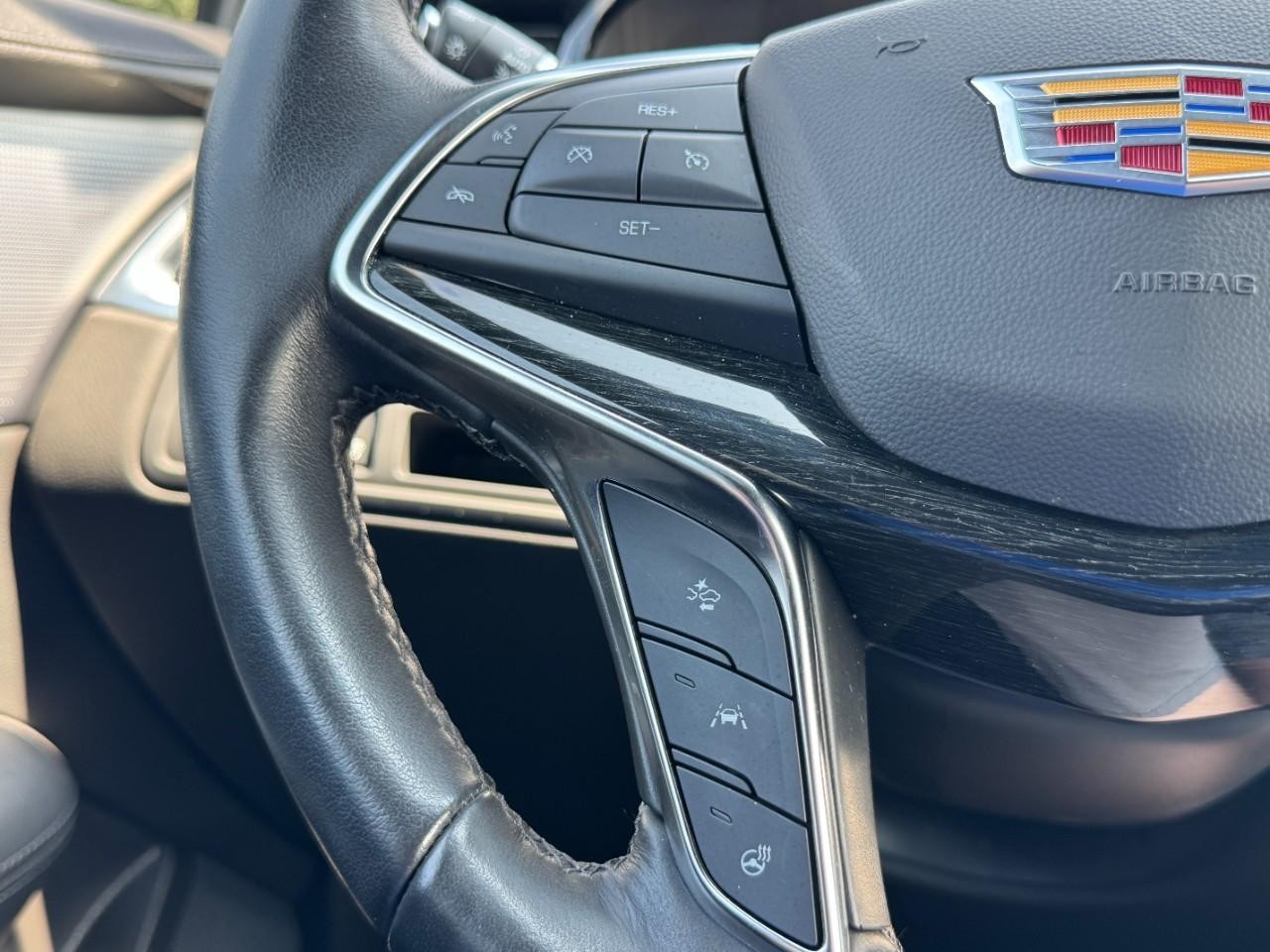 Cadillac XT5 Vehicle Full-screen Gallery Image 20