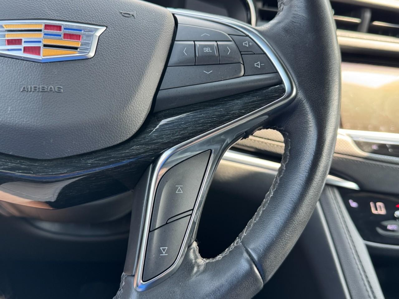 Cadillac XT5 Vehicle Full-screen Gallery Image 21
