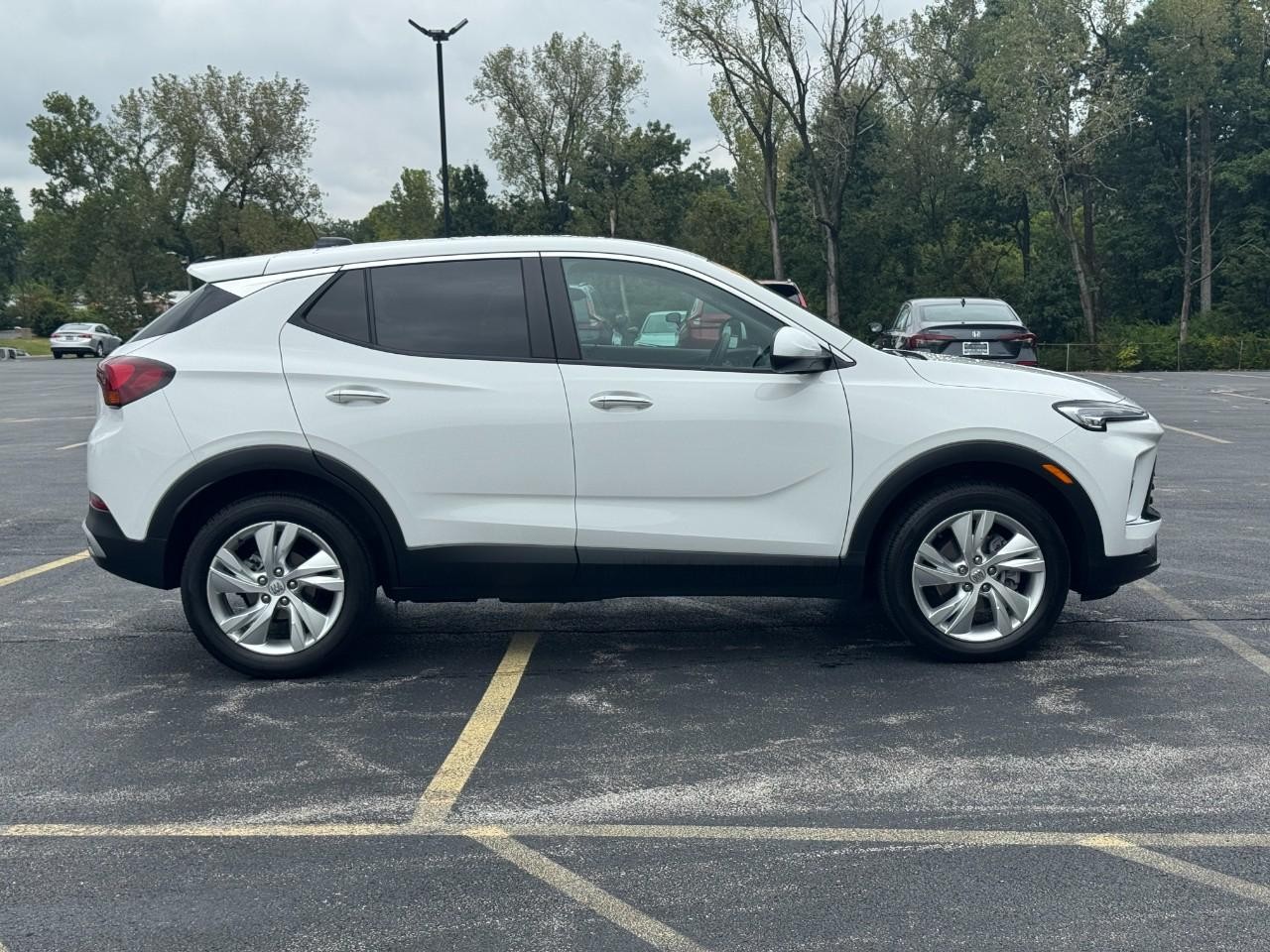 Buick Encore GX Vehicle Full-screen Gallery Image 03
