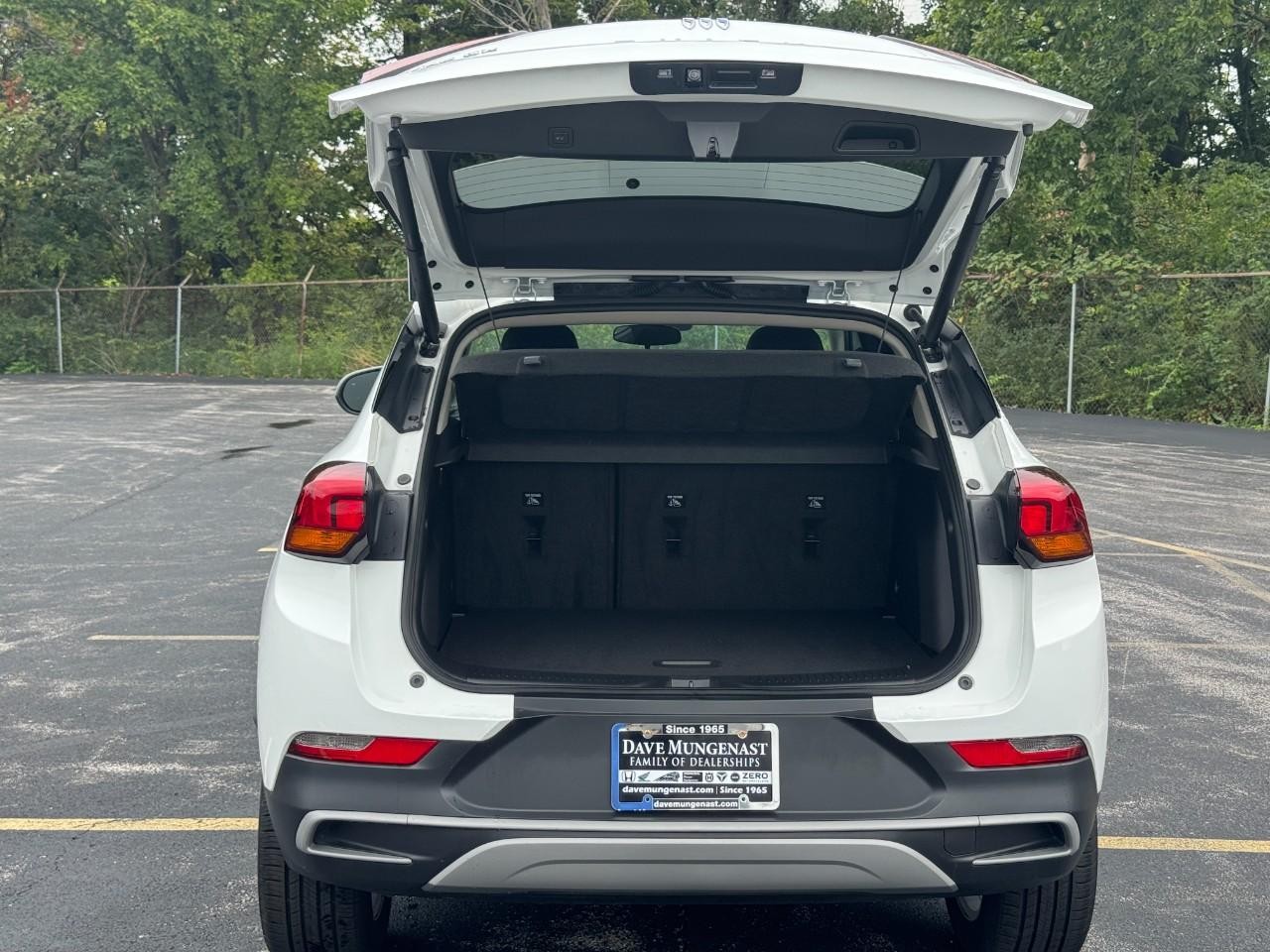 Buick Encore GX Vehicle Full-screen Gallery Image 05