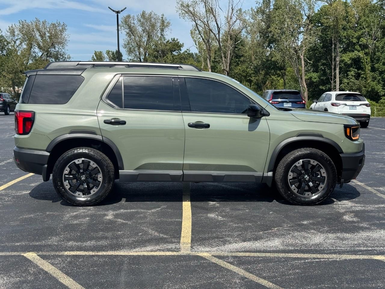 Honda Passport Vehicle Full-screen Gallery Image 03