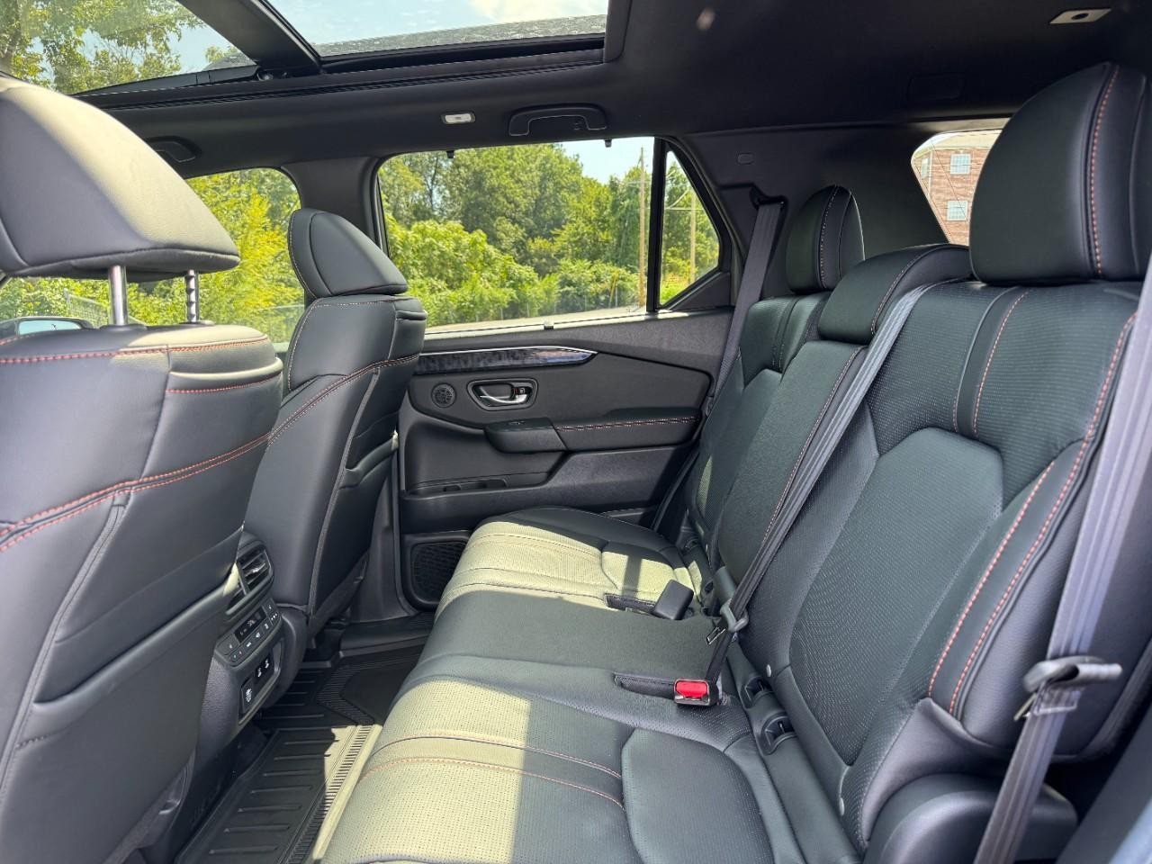 Honda Passport Vehicle Full-screen Gallery Image 15