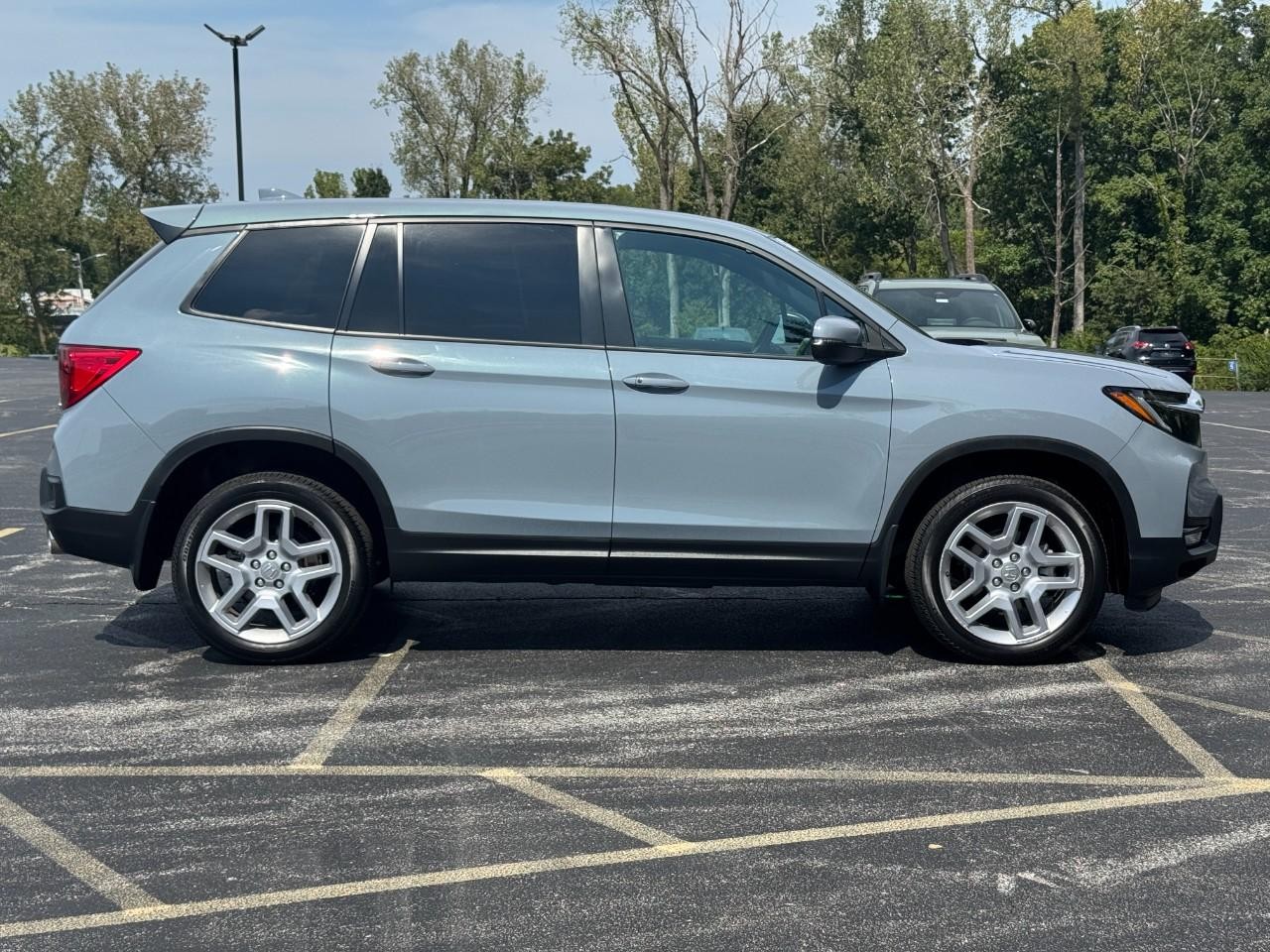 Honda Passport Vehicle Full-screen Gallery Image 03